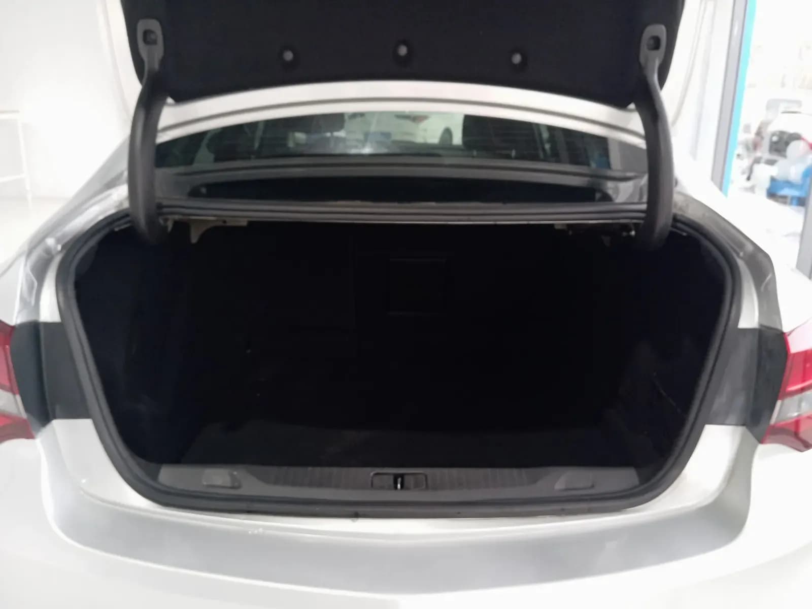 uploads/vehicles/2023/12/1702046540602.webp