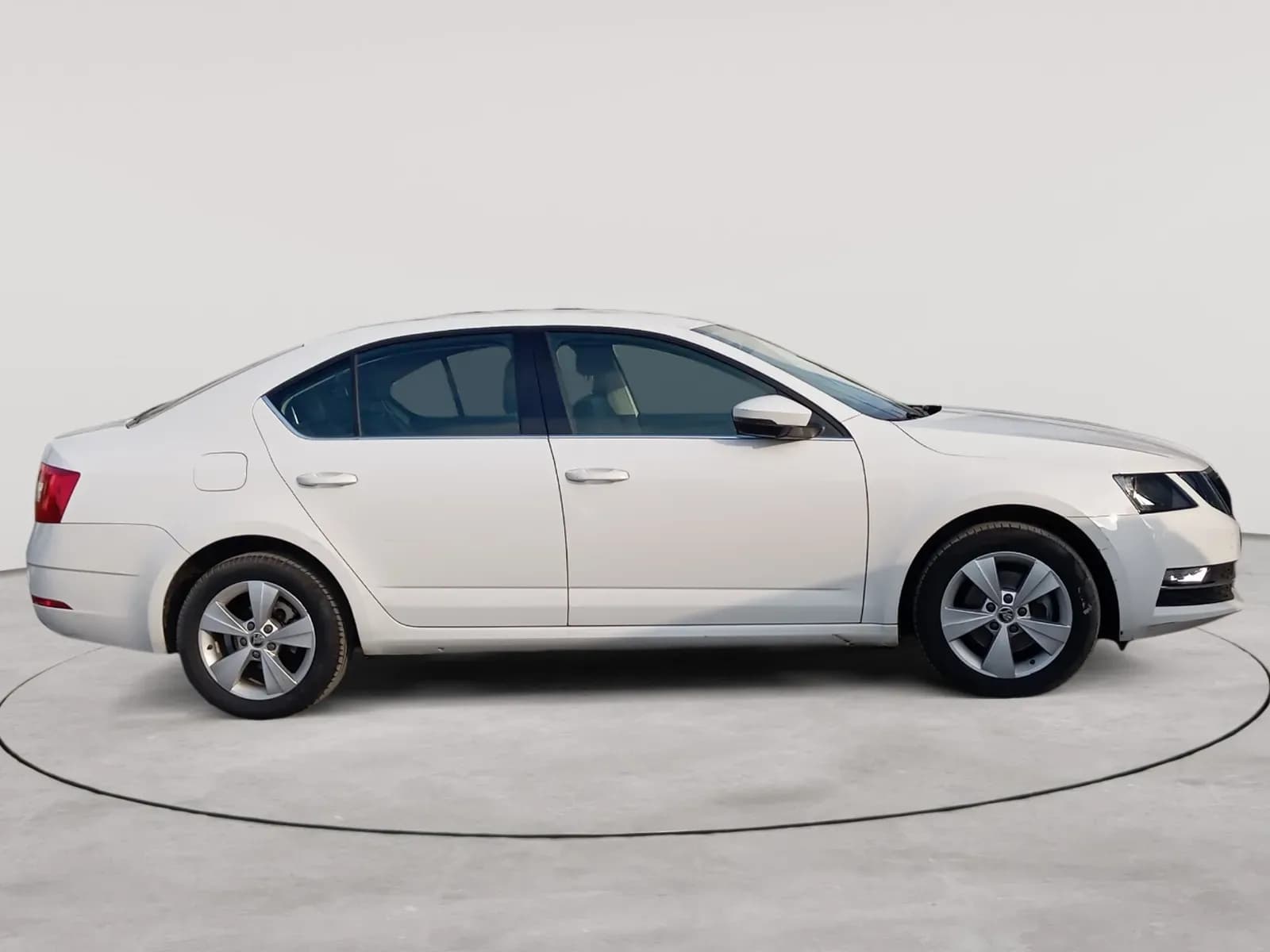 uploads/vehicles/2023/12/1702397349965.webp