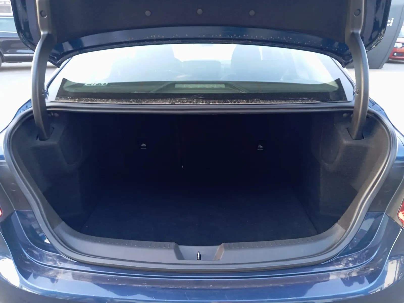 uploads/vehicles/2023/12/1702398412077.webp
