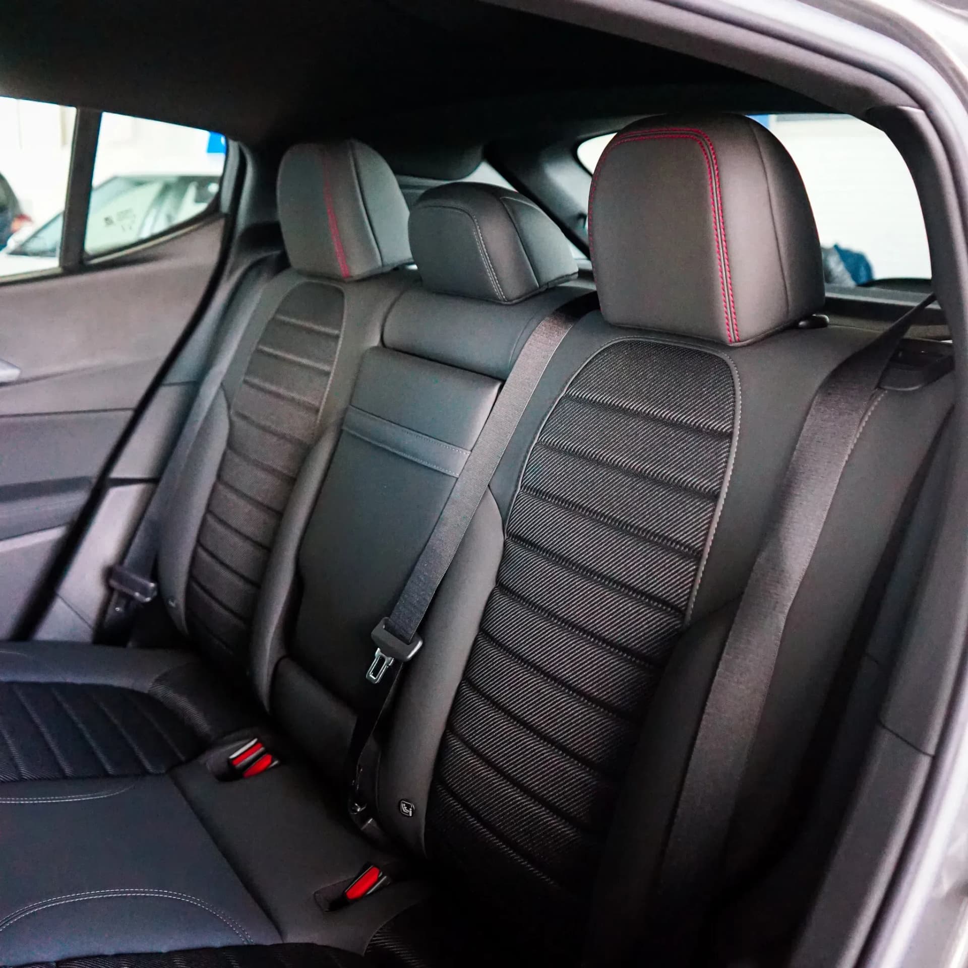 uploads/vehicles/2024/03/1710248522795-246.webp