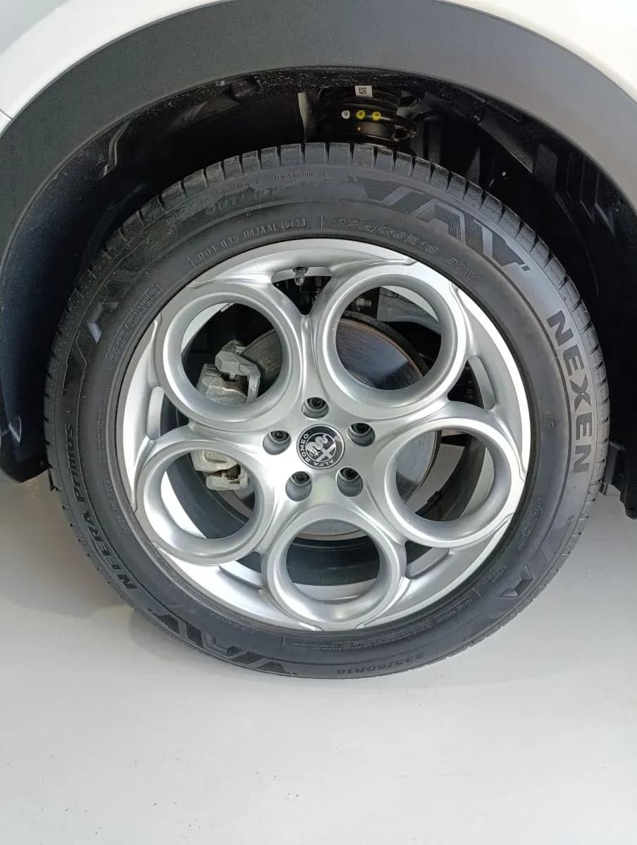 uploads/vehicles/2024/03/1711022598977-942.webp