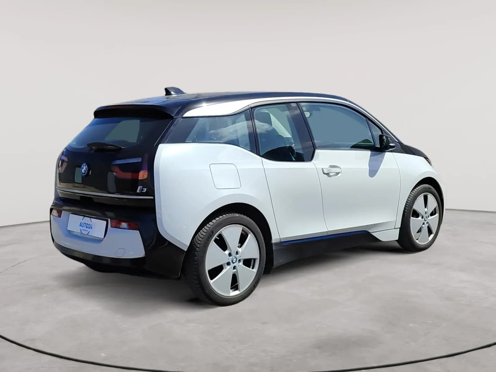 uploads/vehicles/2024/04/1713961100040-974.webp