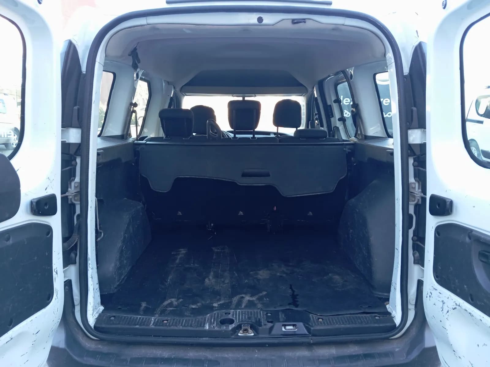 uploads/vehicles/2024/12/1734526417359-327.webp